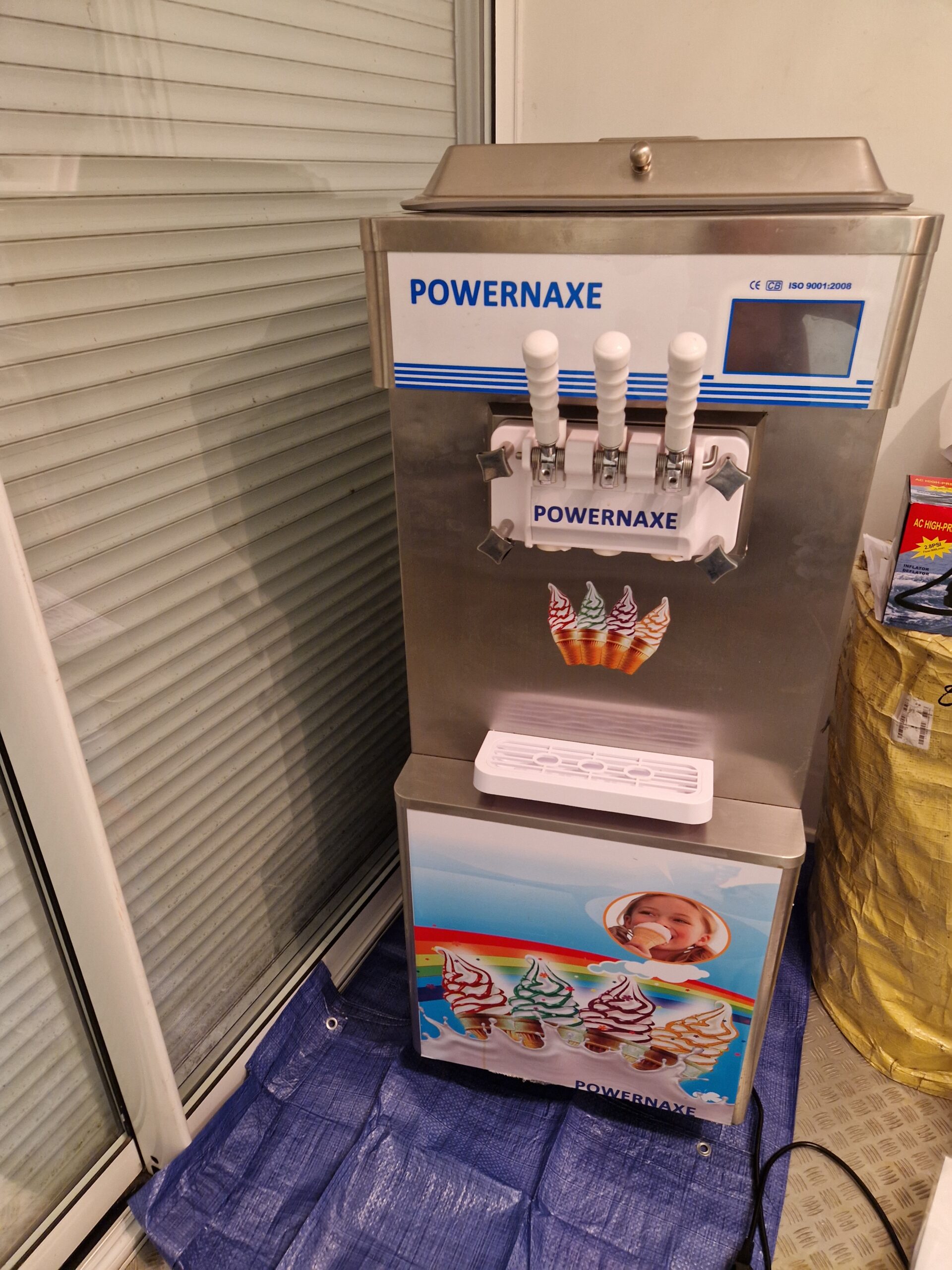 La machine à glace à l'italienne Made in France sur roulette pour les  commerces de proximité : une expérience de glace authentique et savoureuse
